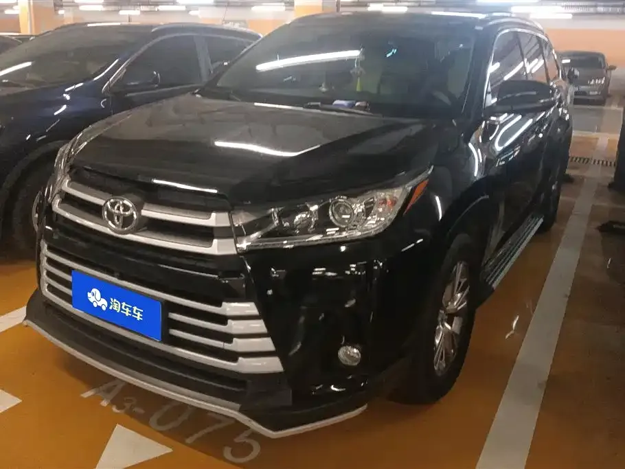 Toyota Highlander — фото 1
