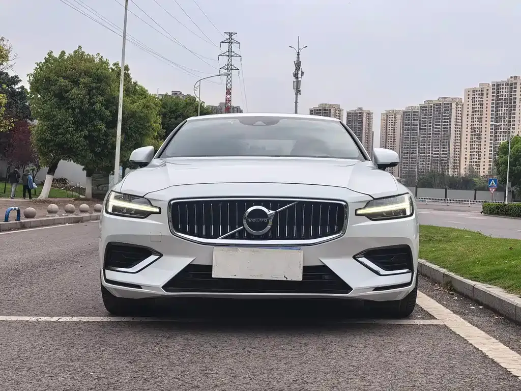 Volvo S60 — фото 1