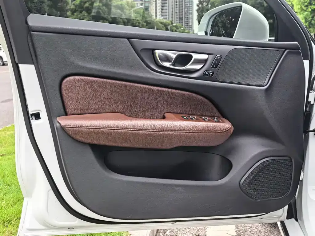Volvo S60 — фото 10