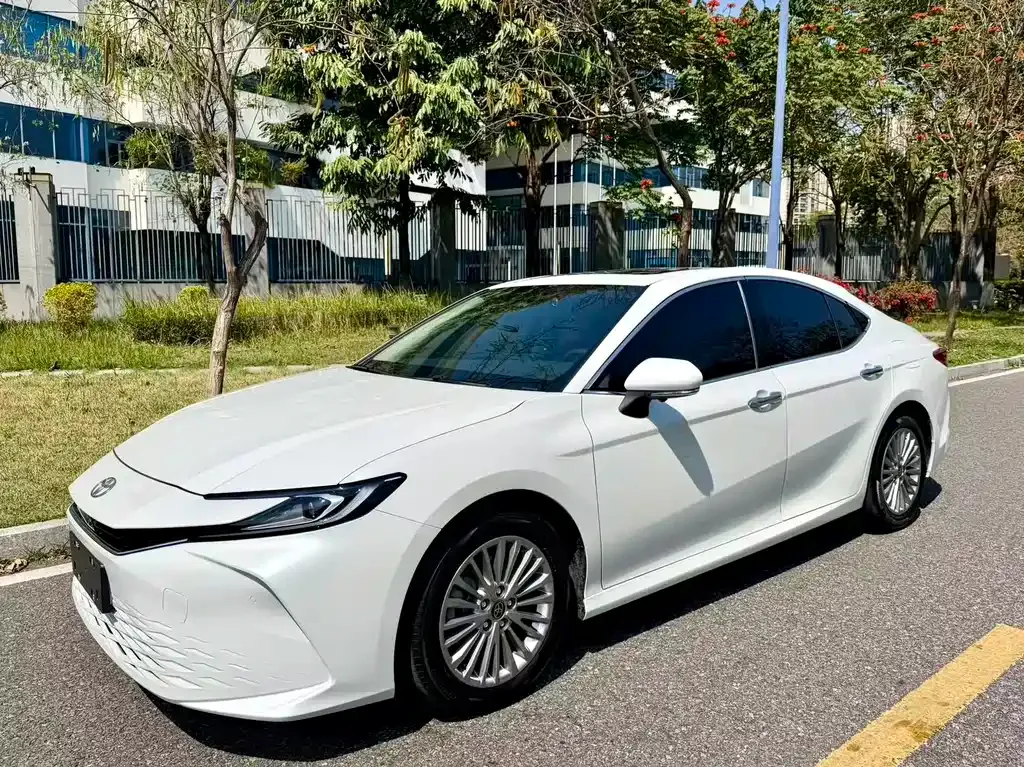 Toyota Camry — фото 1