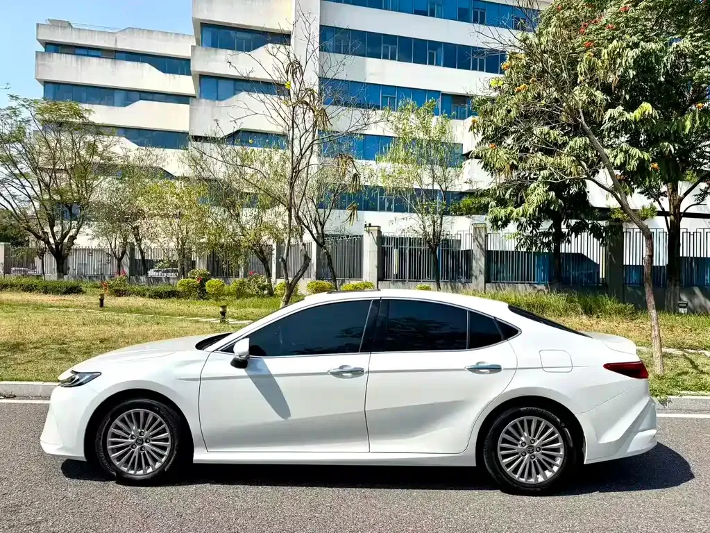 Toyota Camry — фото 6