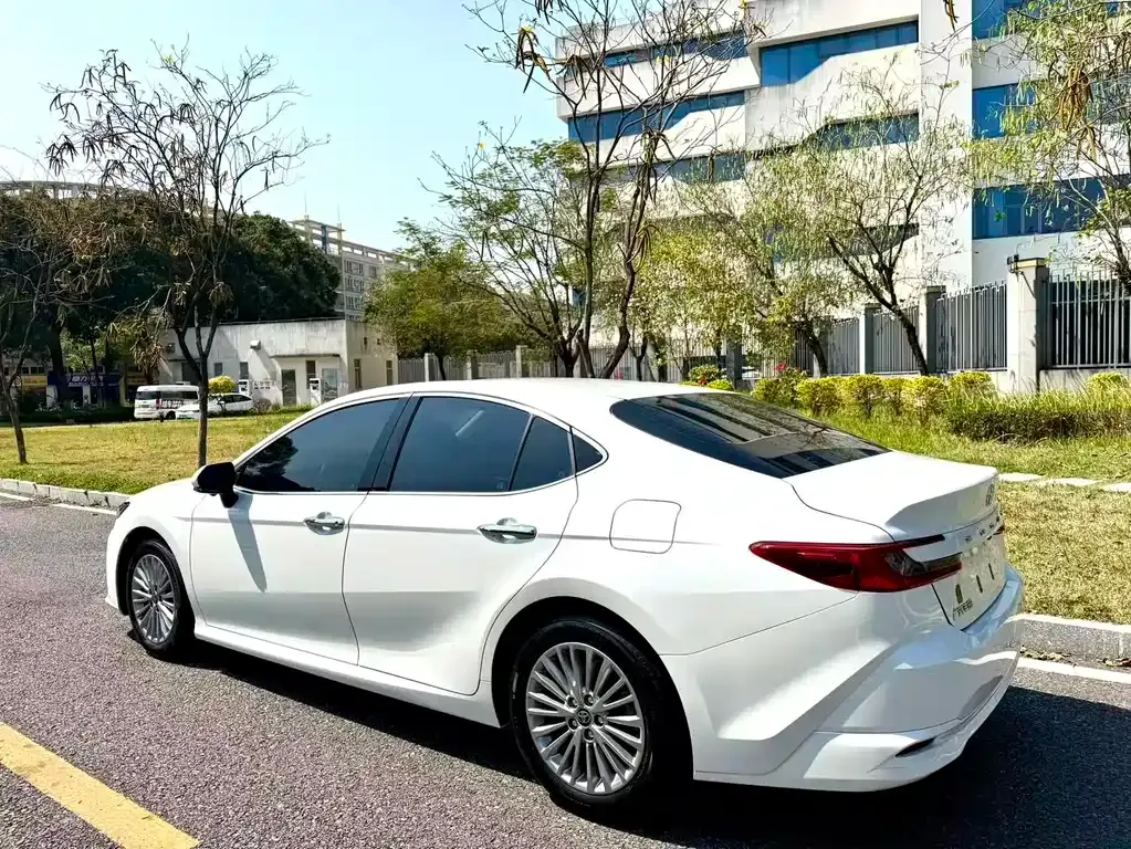 Toyota Camry — фото 2
