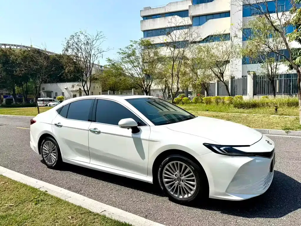 Toyota Camry — фото 3