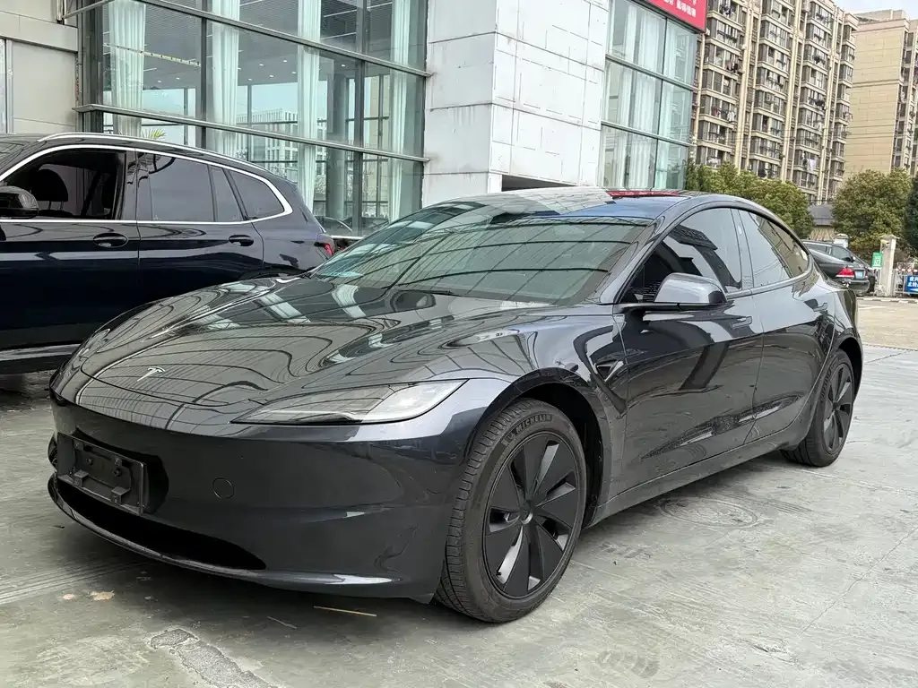 Tesla Model 3 — фото 1