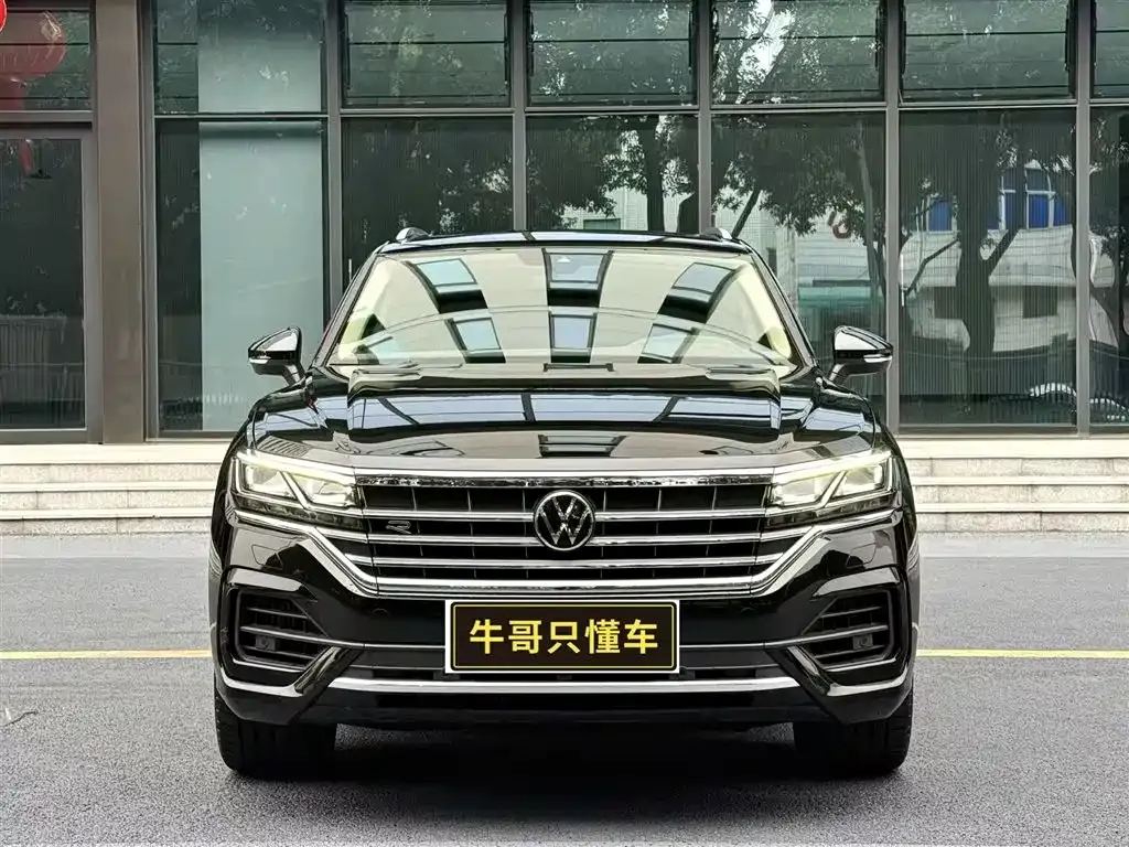Volkswagen Touareg — фото 1