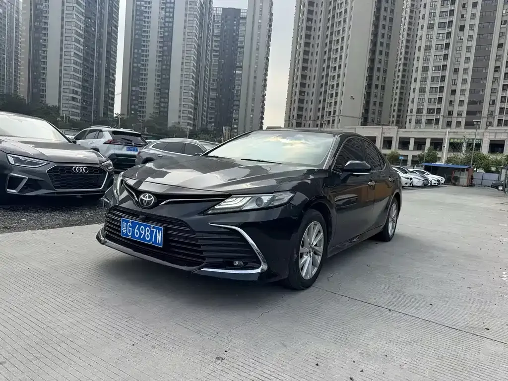 Toyota Camry — фото 1