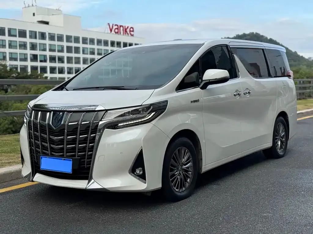Toyota Alphard — фото 1