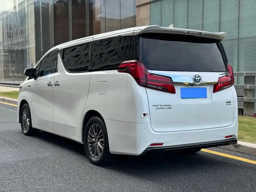 Toyota Alphard — фото 10