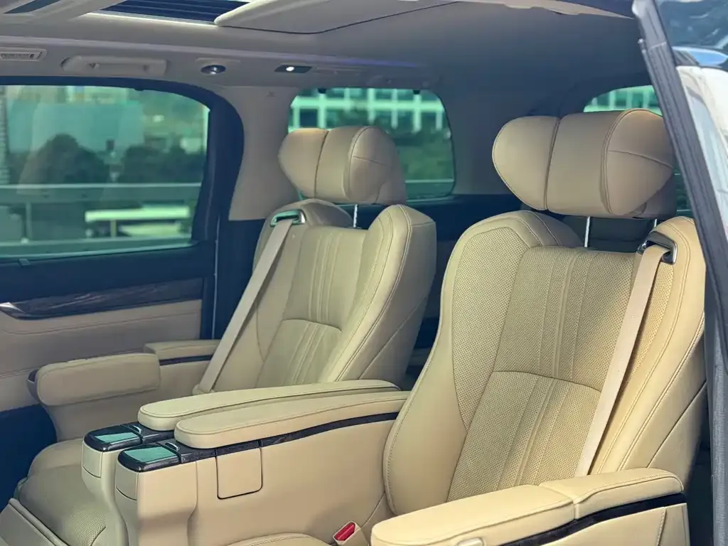 Toyota Alphard — фото 9