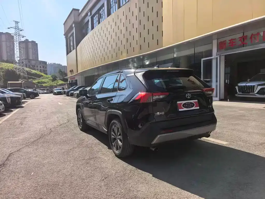 Toyota RAV4 — фото 4