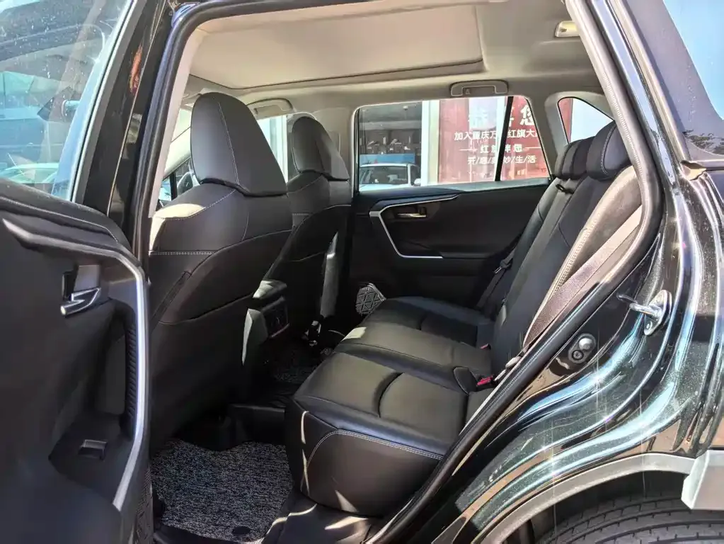 Toyota RAV4 — фото 10