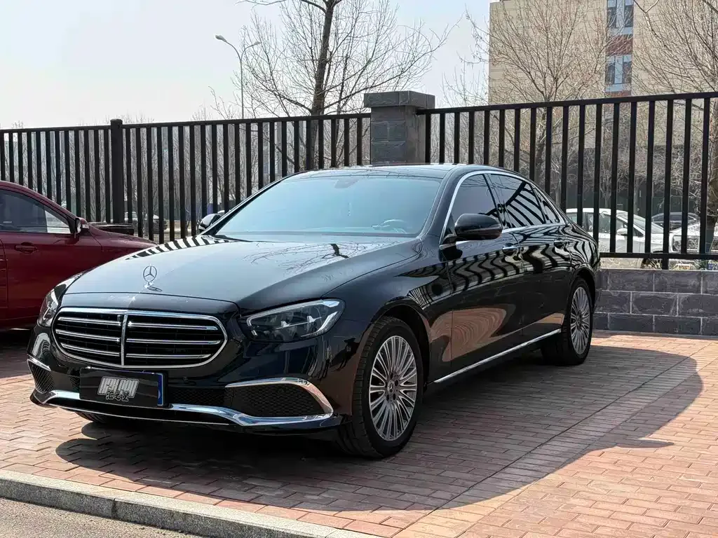 Mercedes-Benz E-Class — фото 1