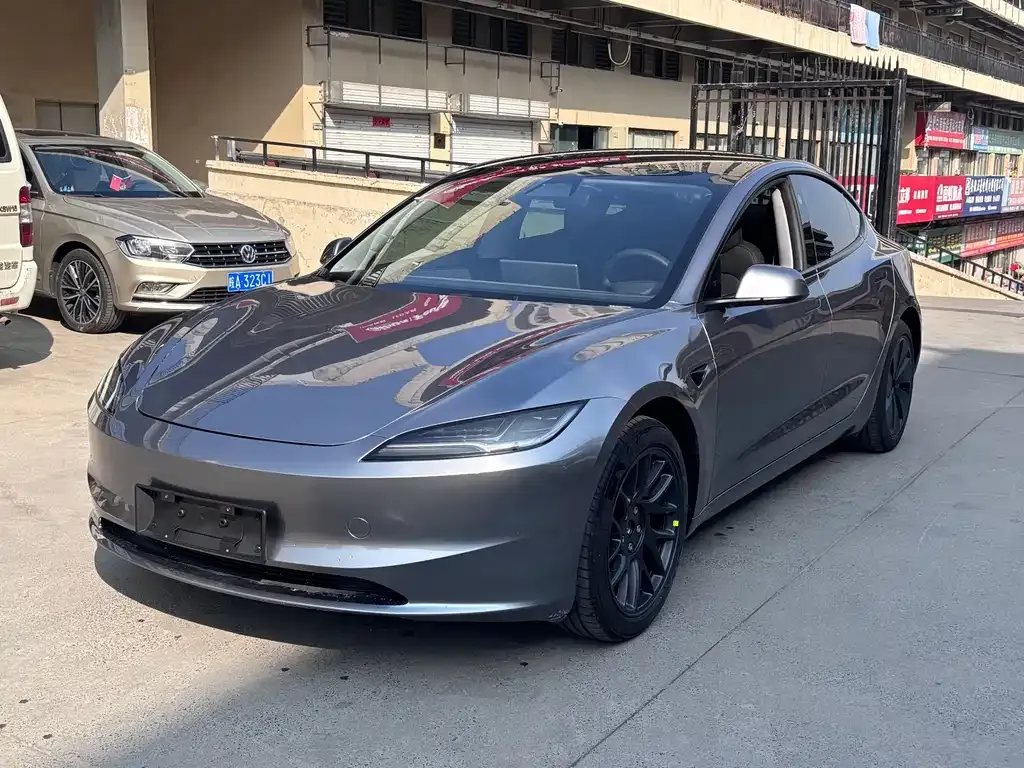 Tesla Model 3 — фото 1