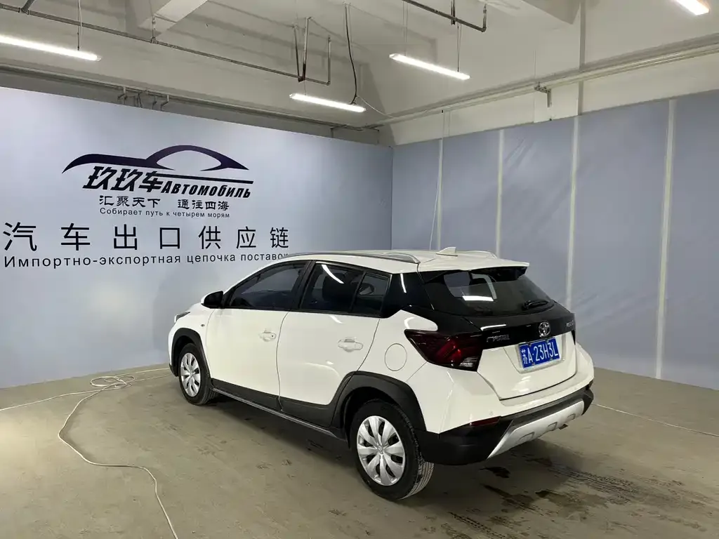 Toyota Yaris L — фото 2