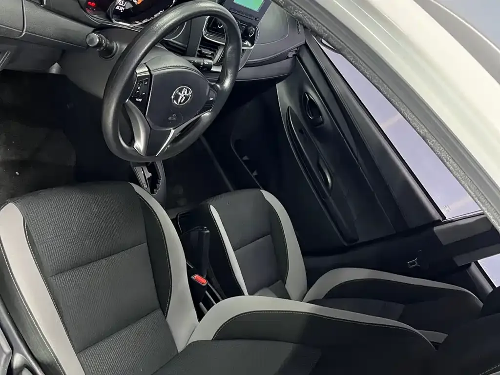 Toyota Yaris L — фото 9