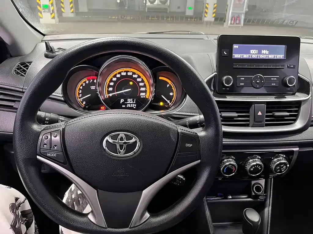 Toyota Yaris L — фото 3