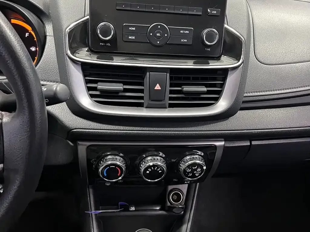 Toyota Yaris L — фото 7