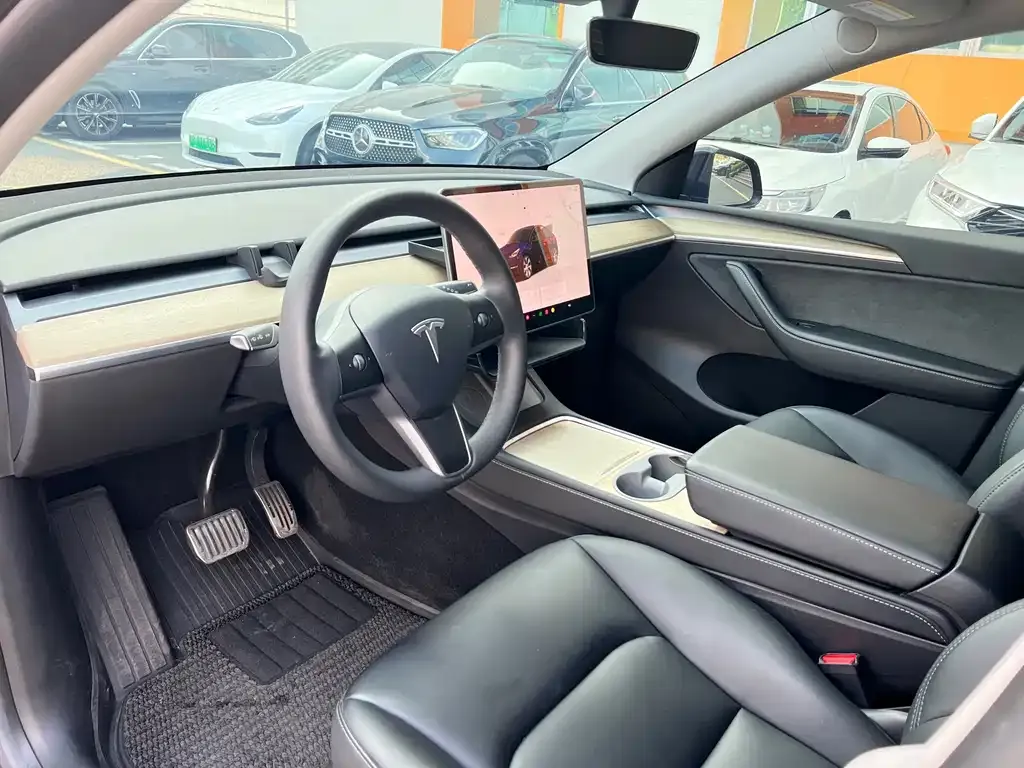 Tesla Model Y — фото 8