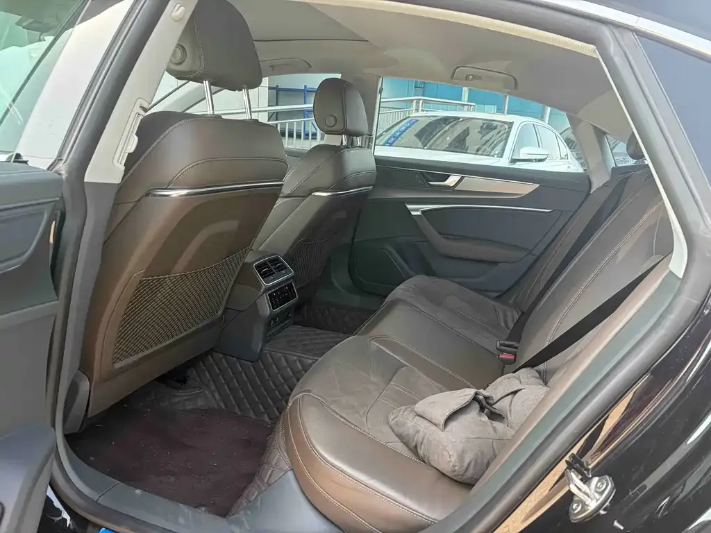 Audi A7L 2024 из CN, фото 9