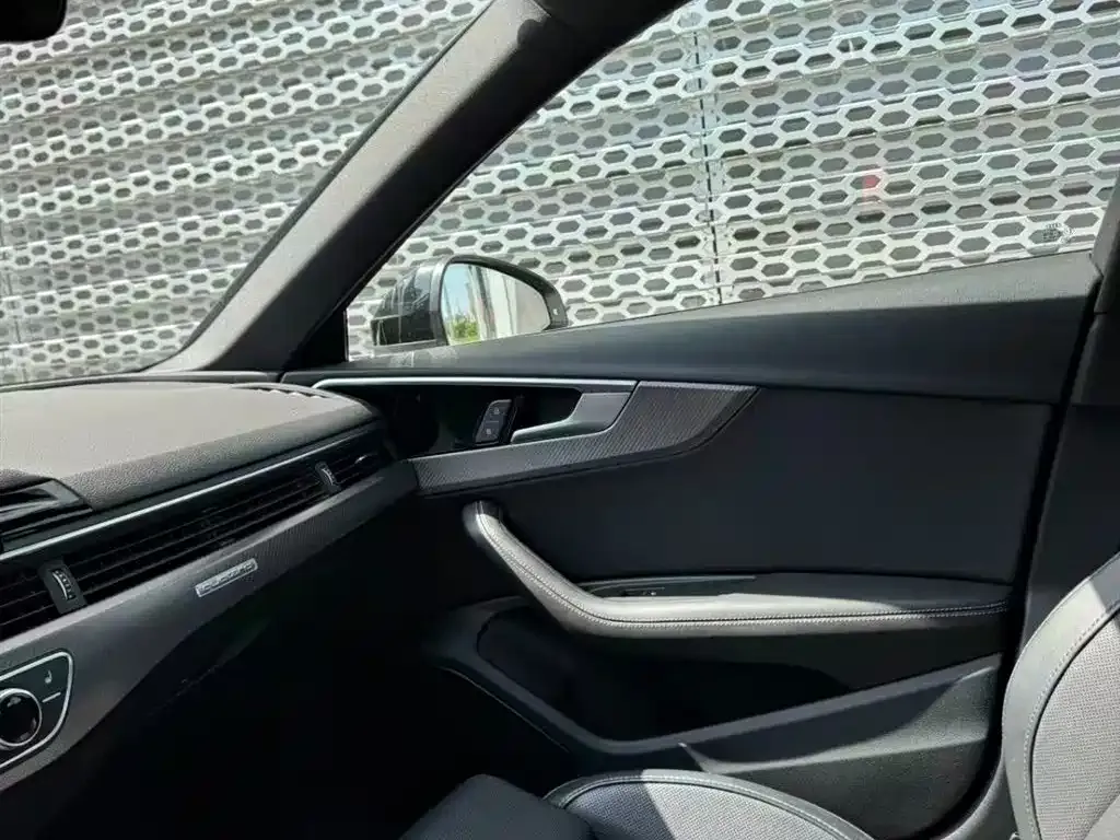 Audi A4L 2023 из CN, фото 3