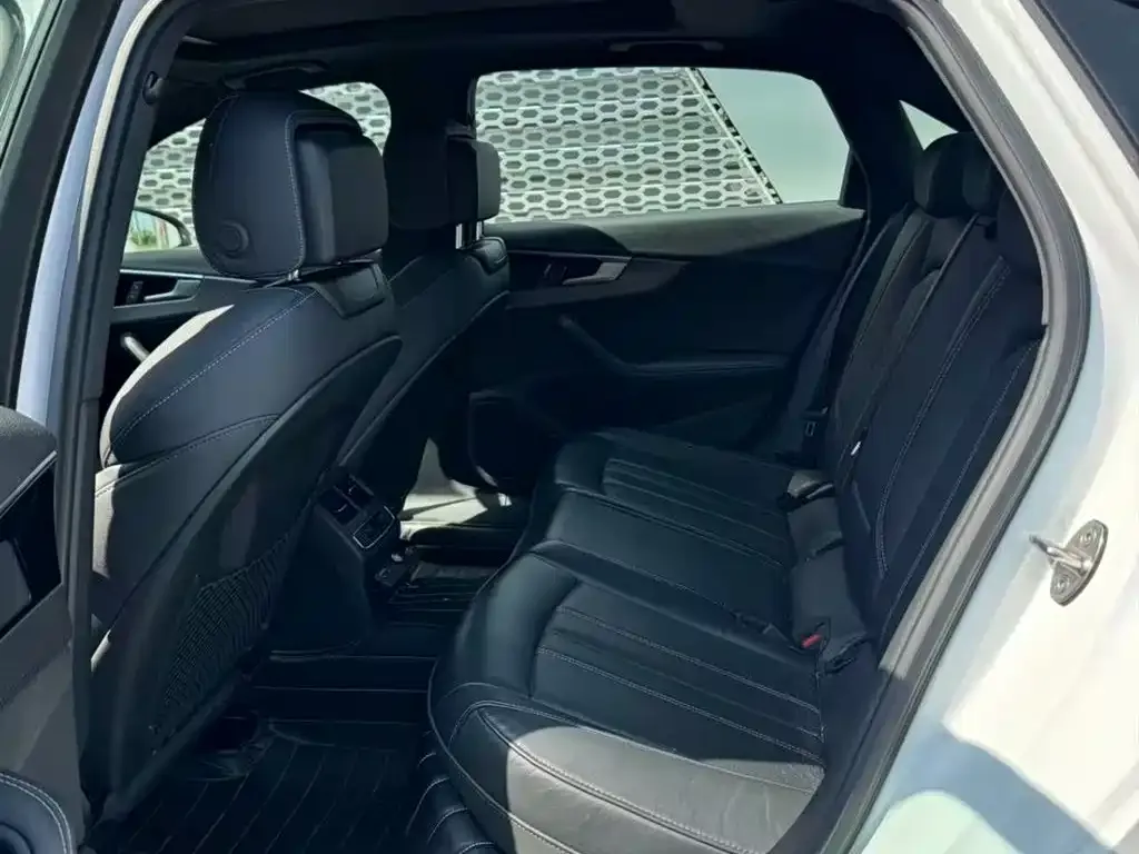 Audi A4L 2023 из CN, фото 2