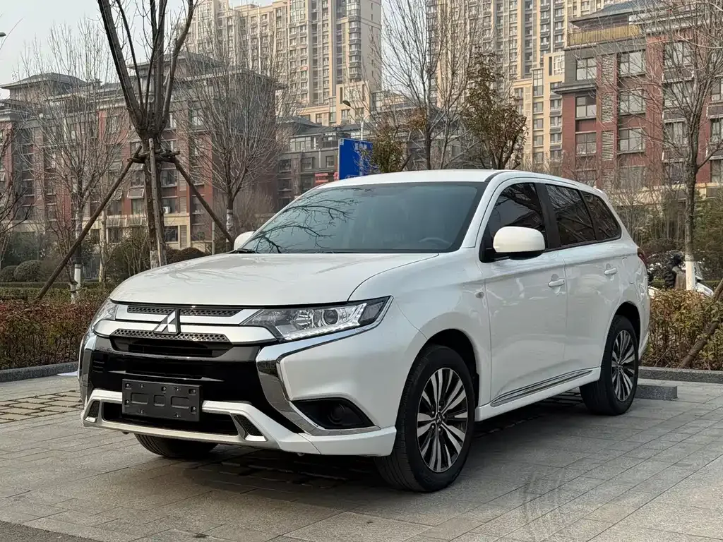 Mitsubishi Outlander — фото 1