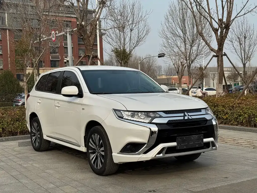 Mitsubishi Outlander — фото 5