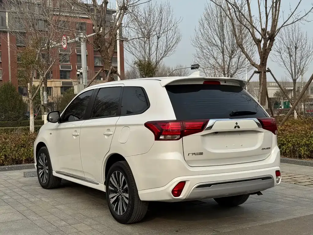 Mitsubishi Outlander — фото 6