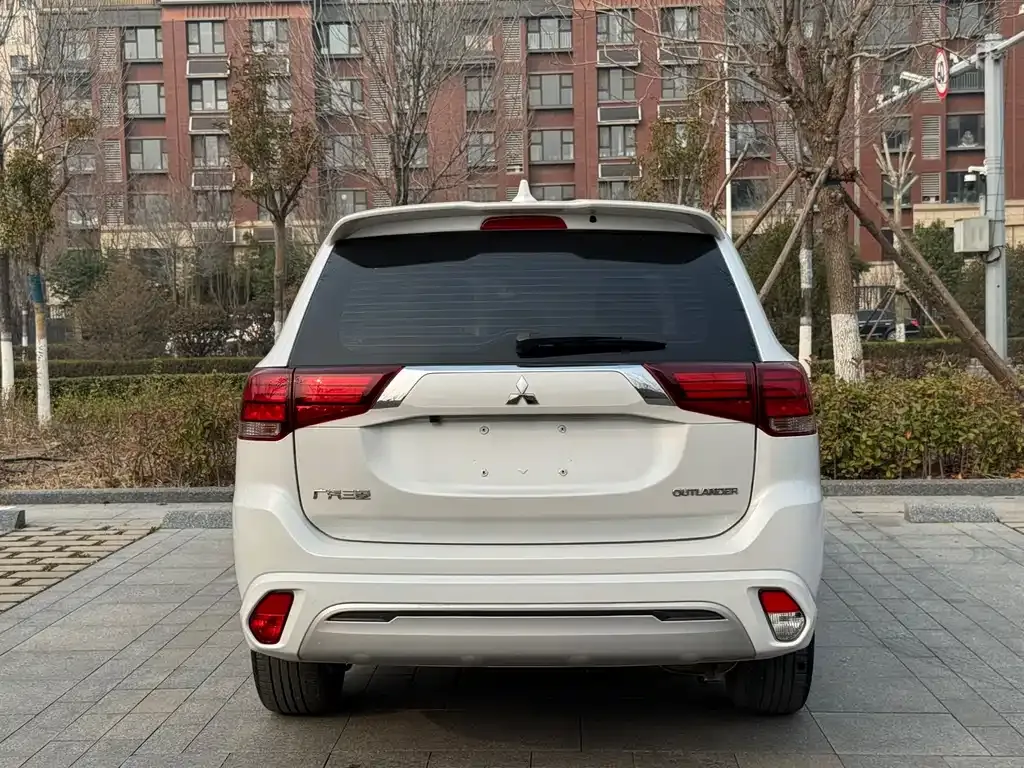Mitsubishi Outlander — фото 7