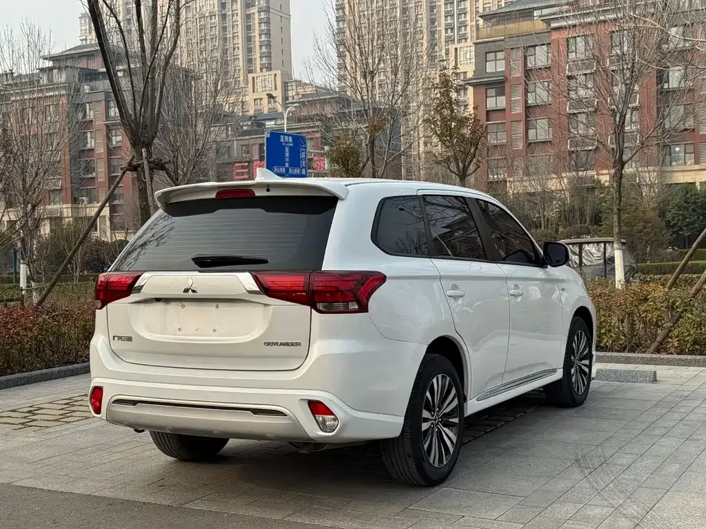 Mitsubishi Outlander — фото 9