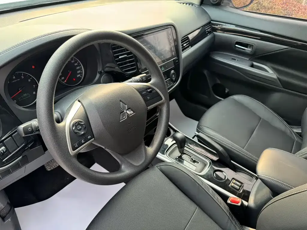 Mitsubishi Outlander — фото 2