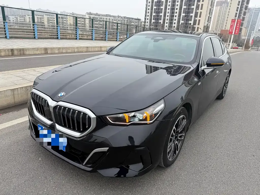 BMW 5 Series — фото 1