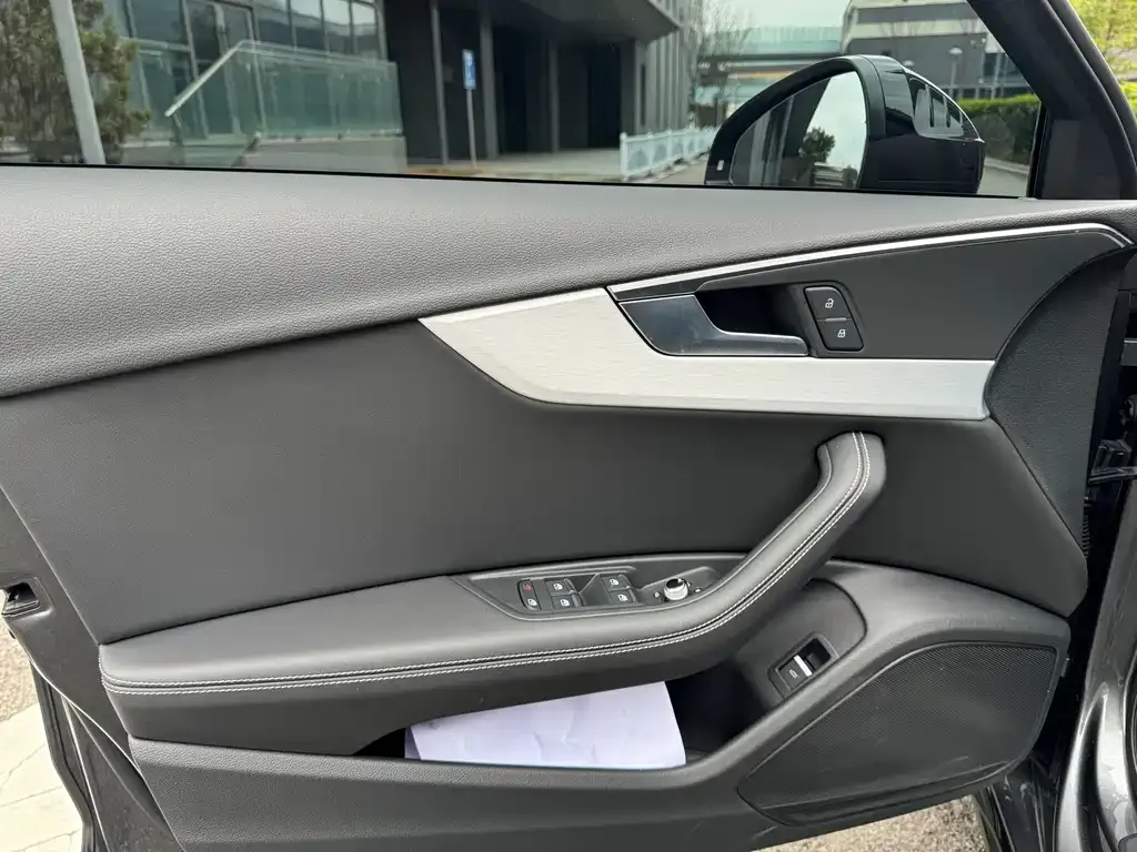 Audi A4L 2023 из CN, фото 2