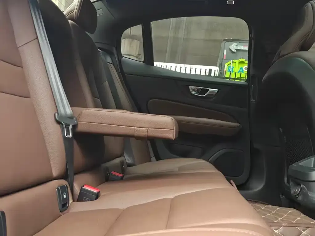 Volvo S60 2023 из CN, фото 2
