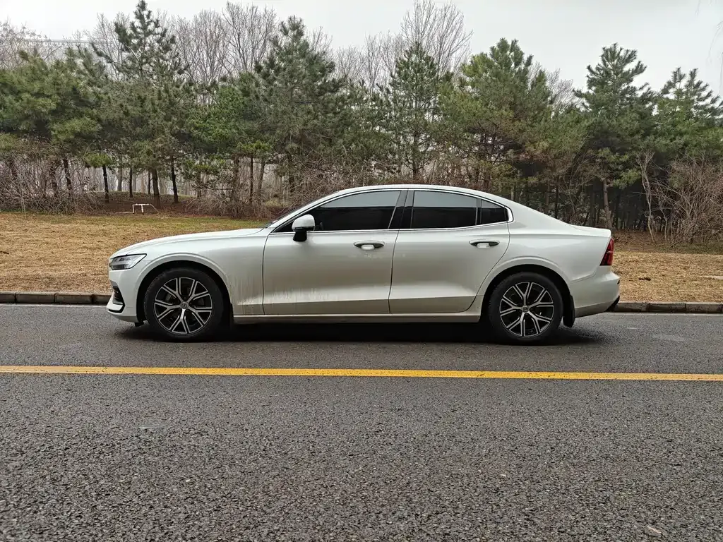 Volvo S60 2023 из CN, фото 6