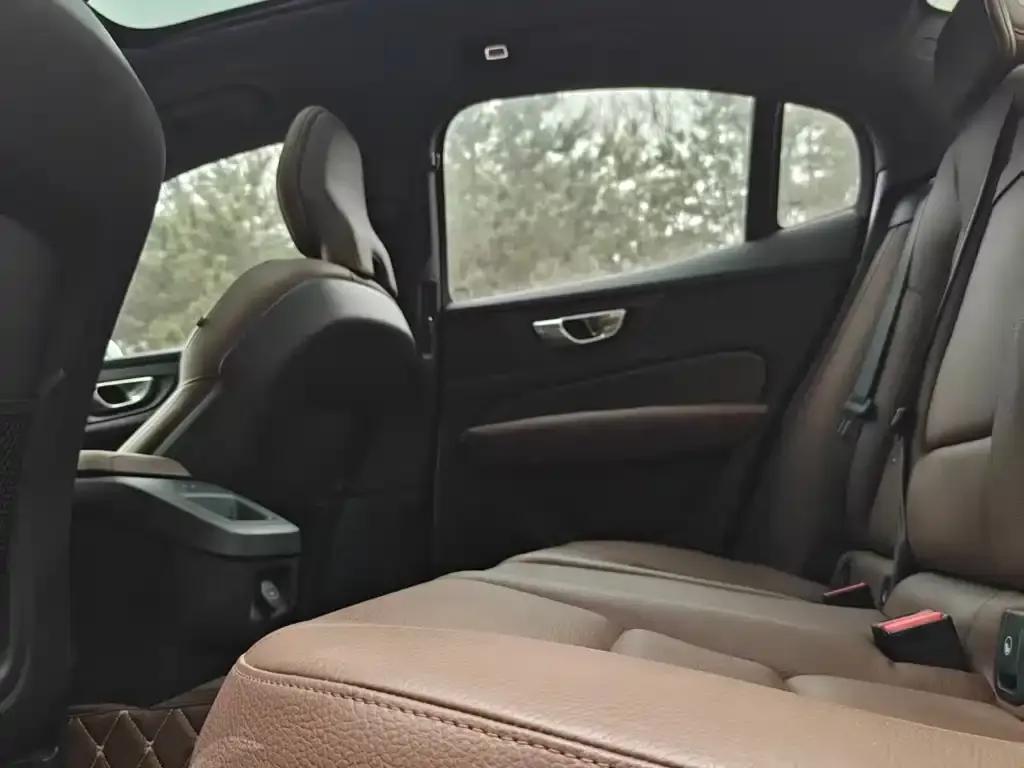 Volvo S60 2023 из CN, фото 5