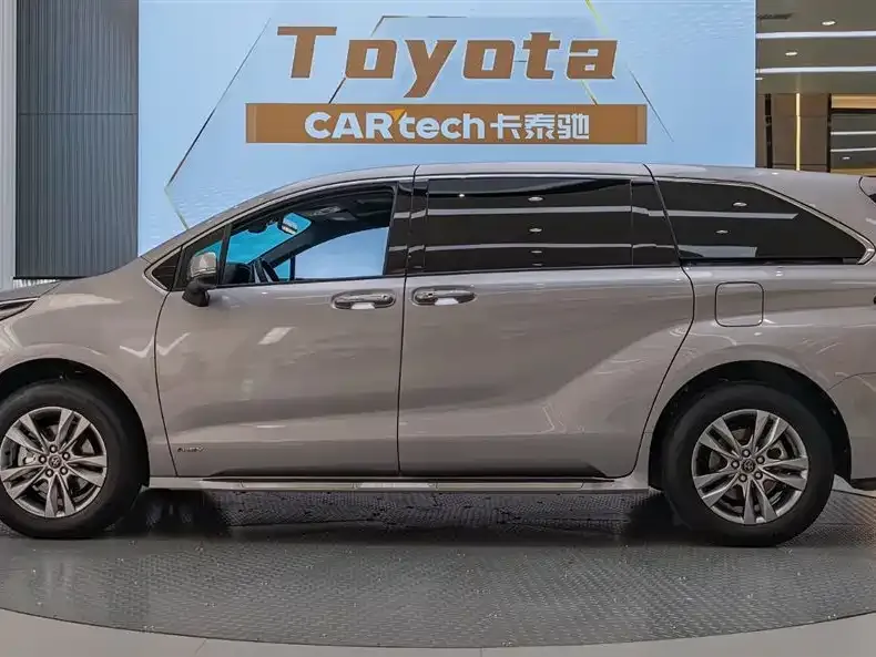 Toyota Sienna — фото 3