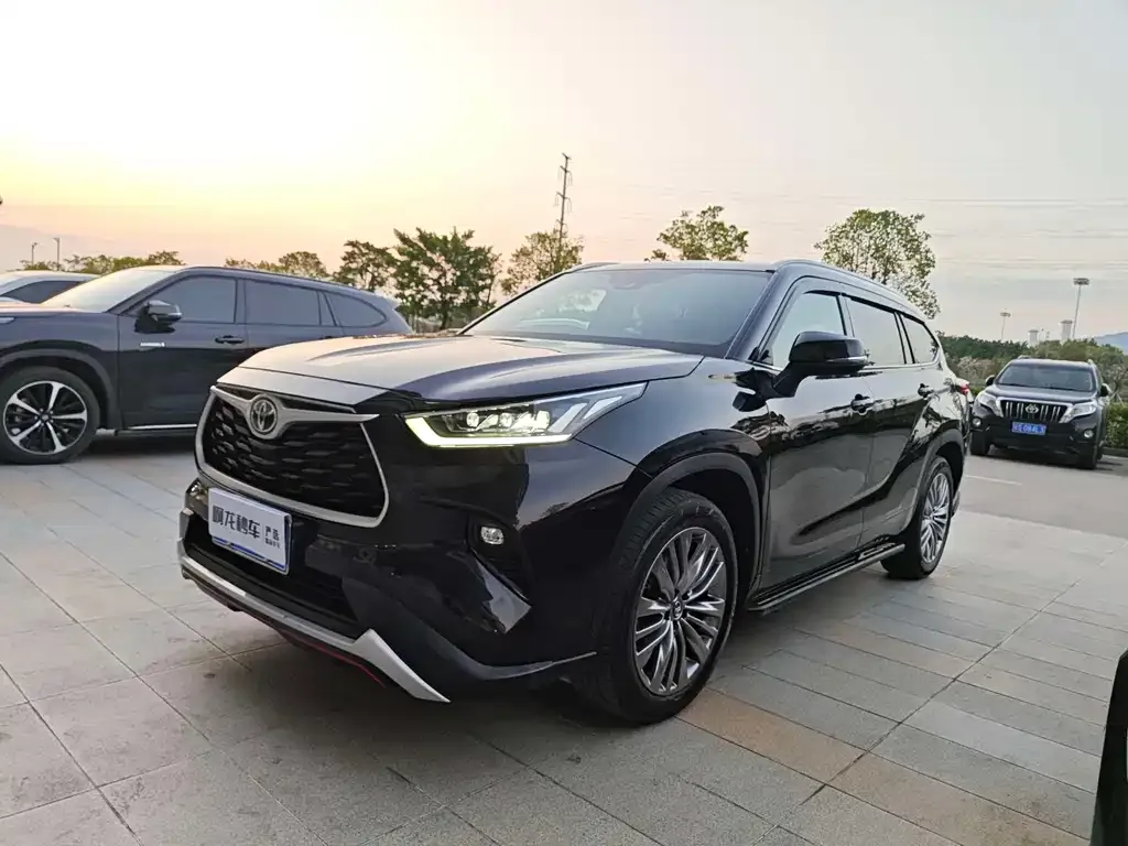 Toyota Highlander — фото 1