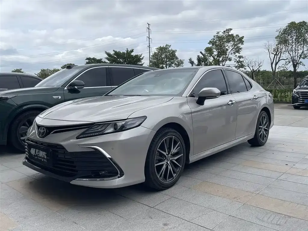 Toyota Camry — фото 1