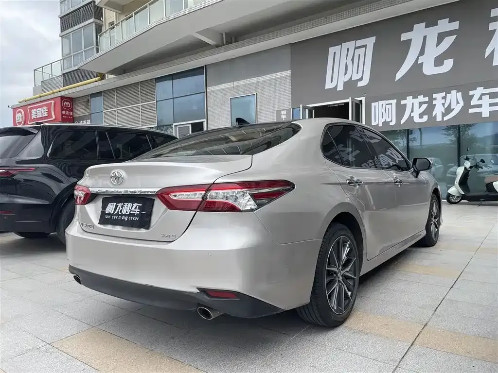 Toyota Camry — фото 5