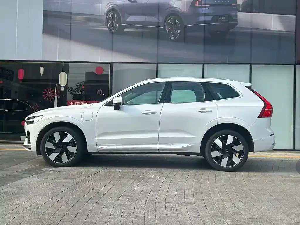 Volvo XC60 PHEV — фото 6