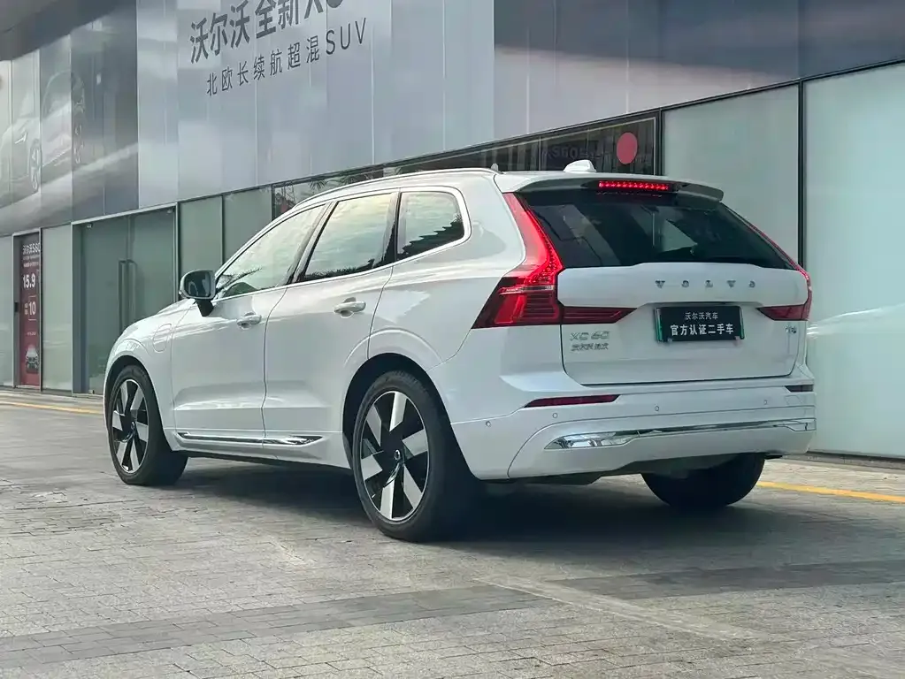 Volvo XC60 PHEV — фото 3