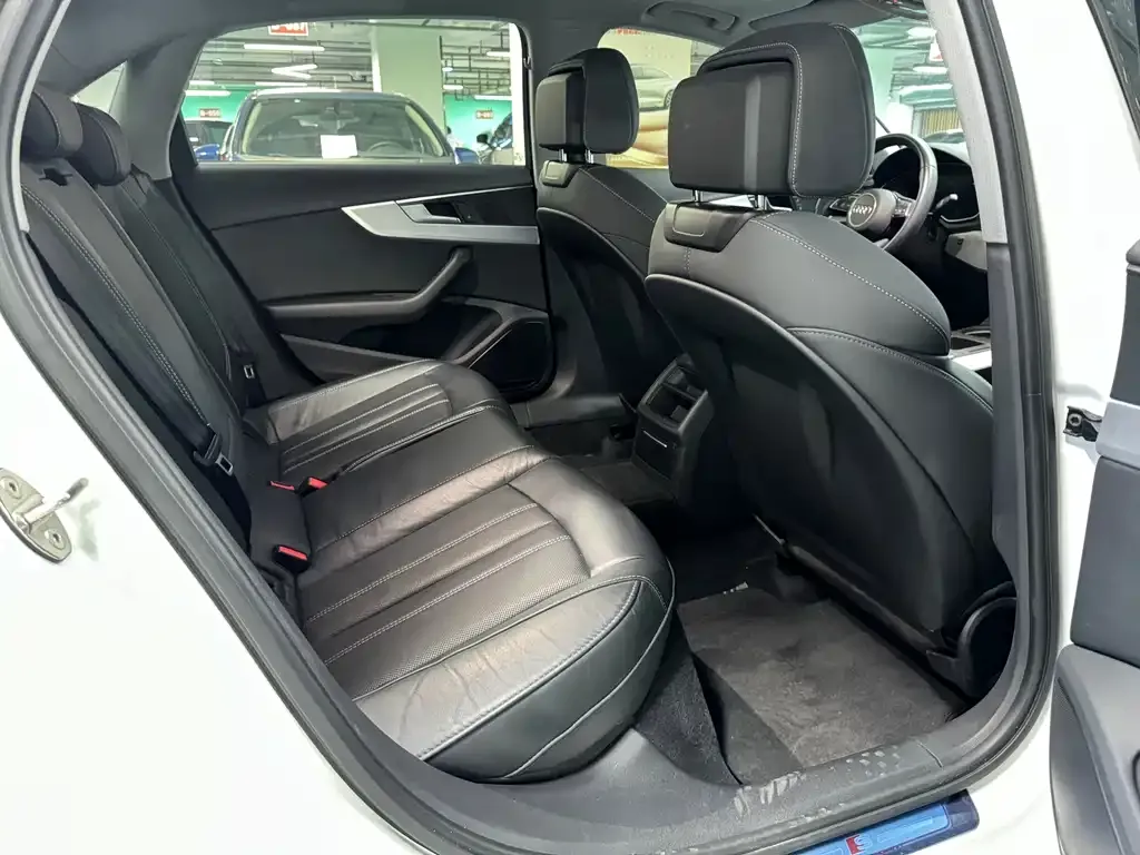 Audi A4L 2023 из CN, фото 10