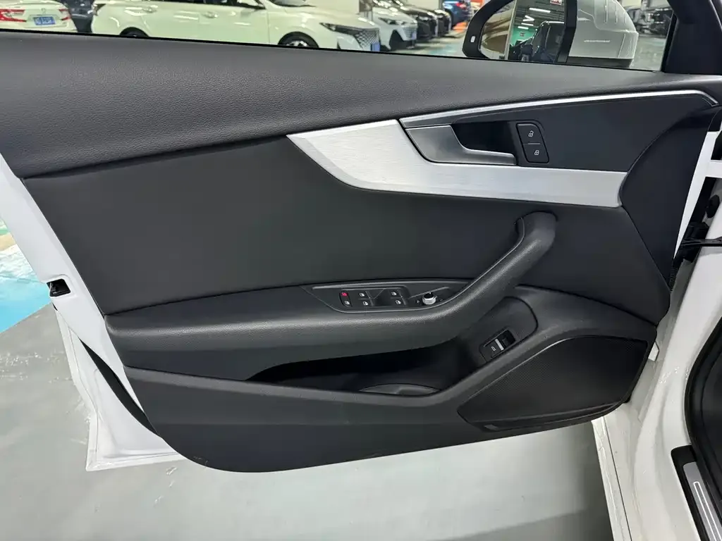 Audi A4L 2023 из CN, фото 6