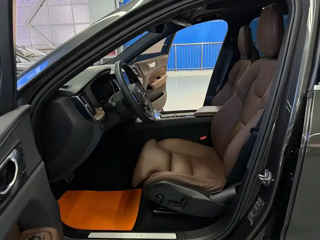 Volvo XC60 — фото 10