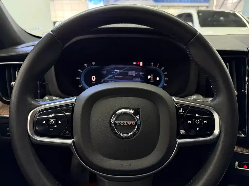 Volvo XC60 — фото 9