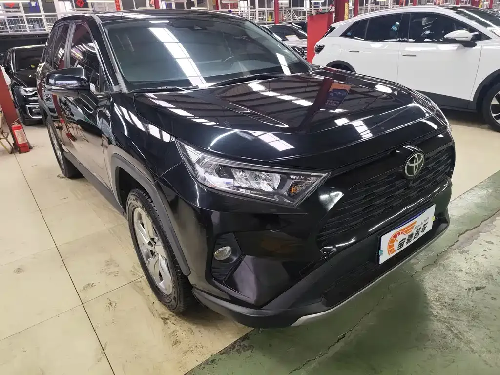 Toyota RAV4 — фото 10