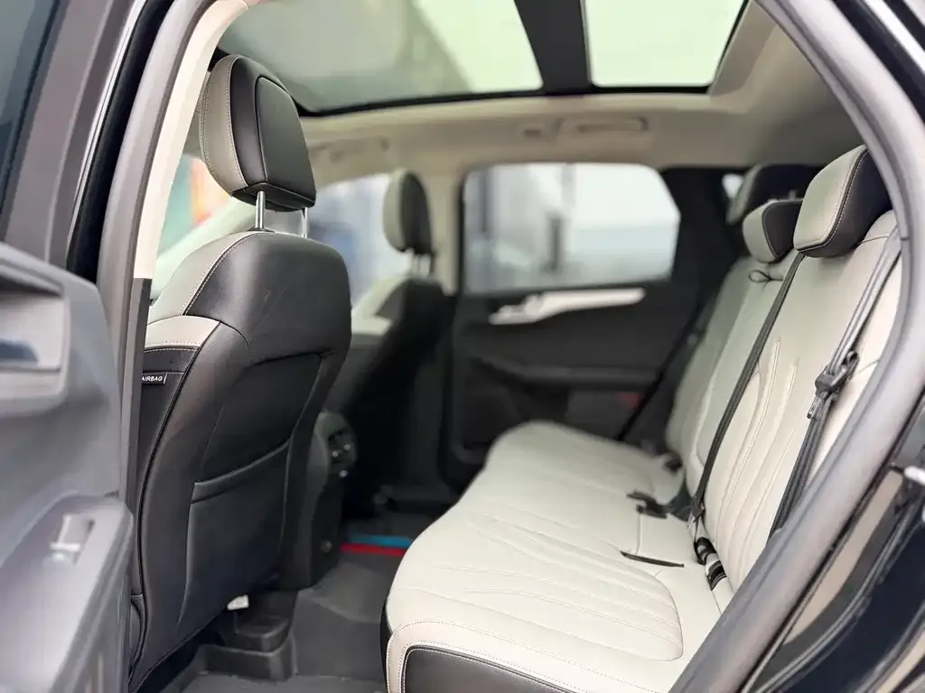 Ford Escape 2024 из CN, фото 2