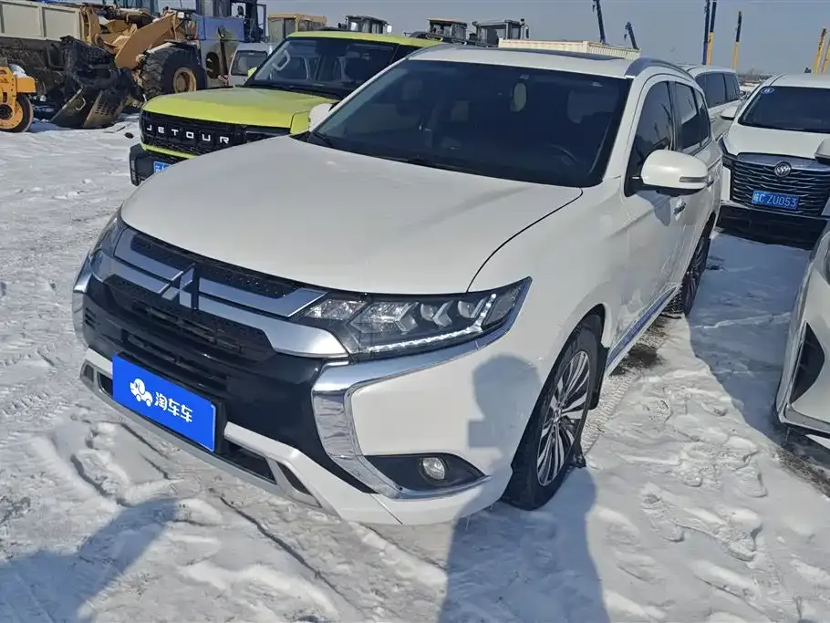 Mitsubishi Outlander — фото 1
