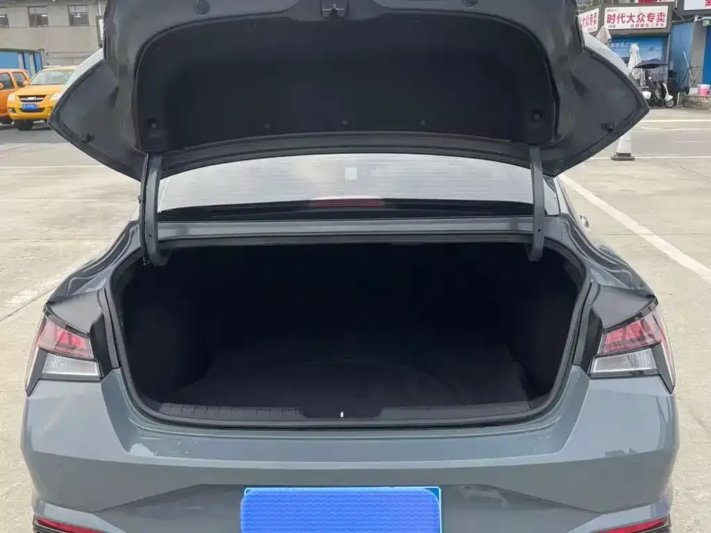 Hyundai Elantra 2023 из CN, фото 2